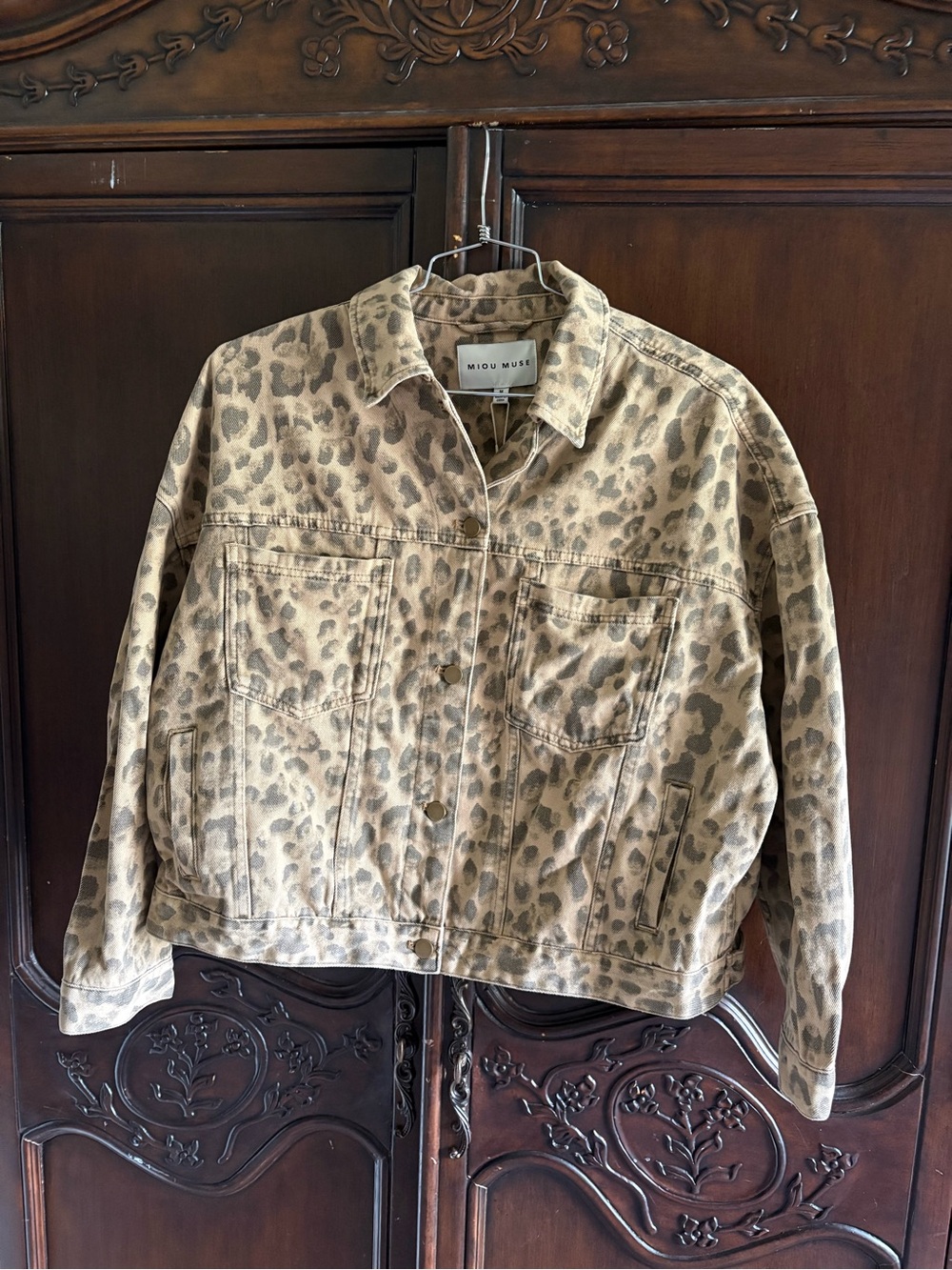 NWT Miou Muse Muted Leopard Denim Jacket
100% Cotton size Medium - Picture 2 of 7